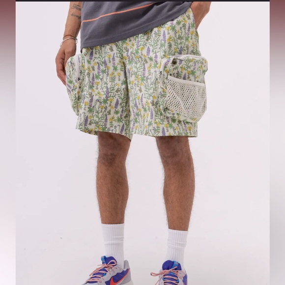 Nike ACG Other - NWOT NIKE ACG Snowgrass Cream Floral Men's Cargo Shorts Size M
